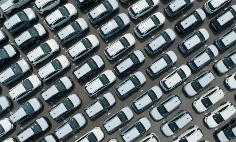 An aerial image of lots of vehicles